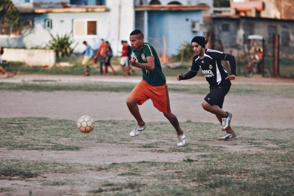 Melhor chuteira para campo de terra