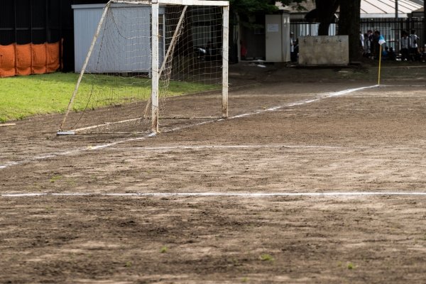 Melhor chuteira para campo de terra